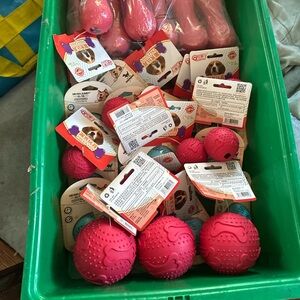 🧶 Interactive Textured Dog Treat Toy Ball